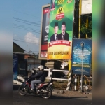 Baliho bergambar pasangan Ahmad Nurhamim - Ahmad Nadir di sudut jalan sekitar Terminal Bunder. foto: ist