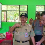 Bupati Blitar Rijanto saat memantau pelaksanaan UNBK di SMAN 1 Garum, Senin (8/4/2019).