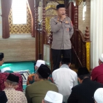 Kapolsek Tulangan AKP Abdul Cholil saat menyampaikan pesan kamtibmas kepada warga Desa Kepadangan, Kecamatan Tulangan, di Masjid Nurul Huda, pada Minggu (18/8/2024).