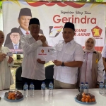 Ketua DPC Gerindra Tuban, Lutfi Firmansyah (tengah) saat menyerahkan kartu anggota kepada Joko Sarwono, Wabup Tuban Terpilih.