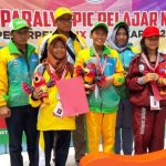 Kontingen Jatim foto bersama usai meraih juara umum Pekan Paralympic Pelajar Nasional (Peparpenas) IX Tahun 2019.