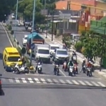 Kejadian mobil ambulans menabrak pemotor diambil dari rekaman CCTV jalan raya.
