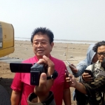 Djaja Laksana saat dimintai keterangan jurnalis di kawasan tanggul penahan lumpur.