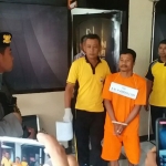 Tersangka penculikan dihadirkan saat rilis di Mapolres Bangkalan, Sabtu (11/1).