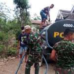 Satgas TMMD 106 di Desa Kedungsalam mendatangkan mobil tangki dari kepolisian untuk mendistribusikan air bersih.