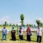 Staf Ahli Bupati Tuban, Kartono bersama Kabid Perekonomian Bappeda saat meninjau budi daya jeruk lemon yang dikembangkan PT TPPI bersama petani sekitar. (foto: ist).