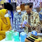 Presiden Joko Widodo saat melihat celengan buatan warga binaan pemasyarakatan (WBP) saat mengunjungi Stand Dekranasda Kota Pasuruan di Inacraft 2022.