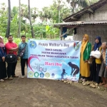 Mahasiswa dari berbagai perguruan tinggi di Tuban saat membagikan sembako di rumah salah satu janda.