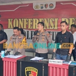 Kapolsek Bancar, AKP Darwanto, saat menyampaikan keterangan kepada awak media. Foto: ACHMAD CHOIRUDIN/BANGSAONLINE