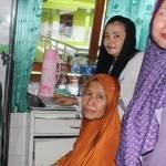 Keluarga paseien peserta BPJS Kesehatan, Nur Khayana yang terpaksa mengeluarkan biaya sendiri di RS Siti Hajar. Foto: Nanang Ichwan/BangsaOnline