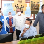 Bupati Lamongan Yuhronur Efendi didampingi Direktur Perumda Pasar Lamongan Suhartono saat meninjau pelayanan pasar online. (foto: ist)