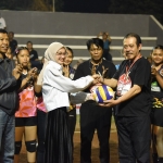 Wali Kota Kediri saat menyerahkan bola voli kepada panitia sebagai tanda dimulainya pertandingan. Foto: Ist