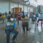 Pengunjung Lumbung Pangan Jatim antri sesuai protokol kesehatan di Jatim Expo Jalan A. Yani Surabaya. foto: ist/ bangsaonline.com