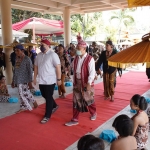 Bupati Kediri Hanindhito Himawan Pramana (tengah) dan peserta kirab. Foto: Ist.