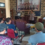 Kapolsek Plumpang, AKP Suganda, saat mencoba mediasi warga yang hendak menyegel kantor Desa Kepohagung, Plumpang.