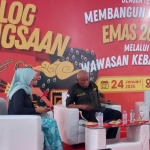 Kepala Bakesbangpol Jatim, Eddy Supriyanto (kanan), memberikan pengarahan di dialog kebangsaan Foto: Devi/BANGSAONLINE.com