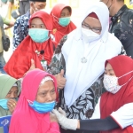 Wakil Bupati Gresik, Aminatun Habibah, saat meninjau giat vaksinasi di Desa Kumalasa, Pulau Bawean. Foto: Ist
