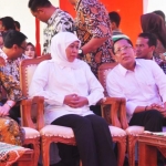 Kepala Dinas ESDM Jawa Timur Setiajit duduk bersama Gubernur Jawa Timur Khofifah Indar Parawansa saat di Desa Pesen, Kecamatan Kanor. foto: EKY NURHADI/ BANGSAONLINE