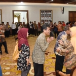 Pemimpin Redaksi HARIAN BANGSA, Nur Syaifuddin menyalami Gubernur Jatim, Khofifah Indar Parawansa saat halal bihalal di Gedung Negara Grahadi, Surabaya. foto: ist