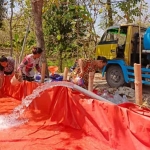 Warga Bojonegoro terdampak kekeringan sedang mengambil air bersih yang didistribusikan BPBD.