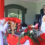 Wali Kota Pasuruan Saifullah Yusuf saat meyerahkan bendera merah putih kepada paskibraka untuk dikibarkan.