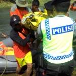 Polisi saat mengevakuasi jasad korban yang tenggelam. foto: dendi martoni/BANGSAONLINE