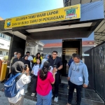Para korban saat melapor ke Polrestabes Surabaya