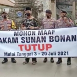 Kepala Keamanan Yayasan Mabarrot Sunan Bonang dengan Kapolsek Kota bersama jajaran yang secara resmi menutup sementara wisata religi Makam Sunan Bonang.