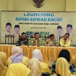 Dari kanan, Wakil Sekretaris DPD Golkar Jatim Ahmad Nurhamim, Ketua DPD Golkar Gresik Wongso Negoro, Sekretaris Kusnul Fikhan, dan Bendahara Aden Hobbil Koiri saat launching Rumah Aspirasi Rakyat. Foto: SYUHUD/ BANGSAONLINE