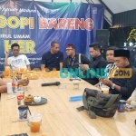 Owner Perusahaan Bawang Mas, Khairul Umam atau yang akrab disapa Haji Her, saat bersama Aliansi Jurnalis Madura. Foto: AHMAD FAUZI/BANGSAONLINE