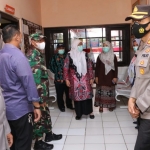 Dandim 0827/Sumenep Letkol Inf Nur Cholis bareng Forkopimda mendampingi Wakil Bupati Sumenep Hj. Dewi Khalifah, meninjau langsung dan melakukan pengecekan Puskesmas Penyanggah Penanganan Covid-19.