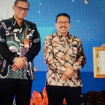 Bupati Sumenep saat menerima penghargaan kepala daerah pembina kecamatan terbaik di Jatim.