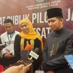 Pasangan Calon Gubernur dan Wakil Gubernur Jawa Timur nomor urut 2 Khofifah Indar Parawansa dan Emil Elestianto Dardak saat memberi keterangan pada media. Foto: DEVI FITRI ARIYANTI/ BANGSAONLINE