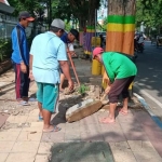 Masyarakat sedang bersih-bersih dan melakukan pemeliharan RTH di Desa Murtajih.