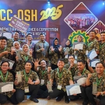 Para insan Petrokimia Gresik menunjukkan penghargaan yang diraih dalam ICC-OSH 2025. Foto: Ist
