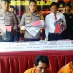 Kapolres Bangkalan AKBP Rama Samtama Putra didampingi Kasatreskrim AKP Davi Manurung dan Kasubbag Humas Iptu Bahrudi saat ungkap kasus.
