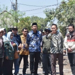 Bupati Muhdlor saat sidak pengerjaan betonisasi jalan Desa Banjarpanji Tanggulangin, Selasa (5/9/2023). Foto: ist.