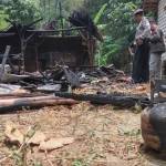TAK TERSISA: Kondisi home industri batik di Dusun Mawot, Dessa Sugiharjo, Kecamatan Tuban usai dilalap api. foto: suwandi/ BANGSAONLINE