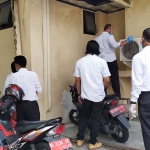 Petugas Satreskrim Polres Pamekasan saat melakukan olah TKP di kantor DPRD Pamekasan yang disatroni pencuri. 