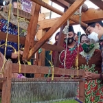 Menteri Desa PDTT dan Transmigrasi saat meninjau pengrajin kain tenun di Desa Wedani Kecamatan Cerme. foto: SYUHUD/ BANGSAONLINE.com