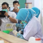 PRODUK SENDIRI: Siswa Smamita membuat cairan pembersih tangan berbahan lidah buaya, Kamis (19/3). foto: ist