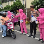Kegiatan berbagi takjil Polsek Prigen