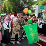 Wali Kota Pasuruan, Saifullah Yusuf, saat memberangkatkan peserta jalan sehat menggunakan sarung dalam rangka memperingati Hari Santri Nasional 2022.