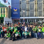 Peduli ojol, DPD NasDem Sidoarjo membagikan beras untuk ratusan pengemudi ojol. (Ist)