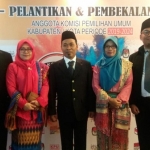 Lima Komisioner KPU Ngawi setelah menjalani pelantikan.