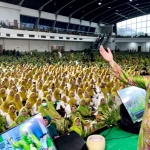 Gubernur Khofifah saat menghadiri Maulidur Rasul Muslimat NU Jawa Timur dan Pelantikan PC Muslimat NU Surabaya di Jatim Expo.
