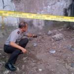 Petugas menunjuk lokasi granat ditemukan. foto: rusmiyanto/BANGSAONLINE