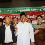 Gus Ipul berfoto bersama Ketua Aliansi Buruh/Pekerja Jatim Ahmad Fauzi beserta para pengurus lainnya.