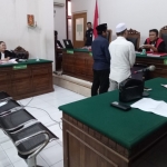 Kedua terdakwa saat menjalani persidangan