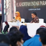 
Gubernur Khofifah Indar Parawansa saat menyampaikan gagasannya tentang menjaga kebhinakaan di Indonesia. 
